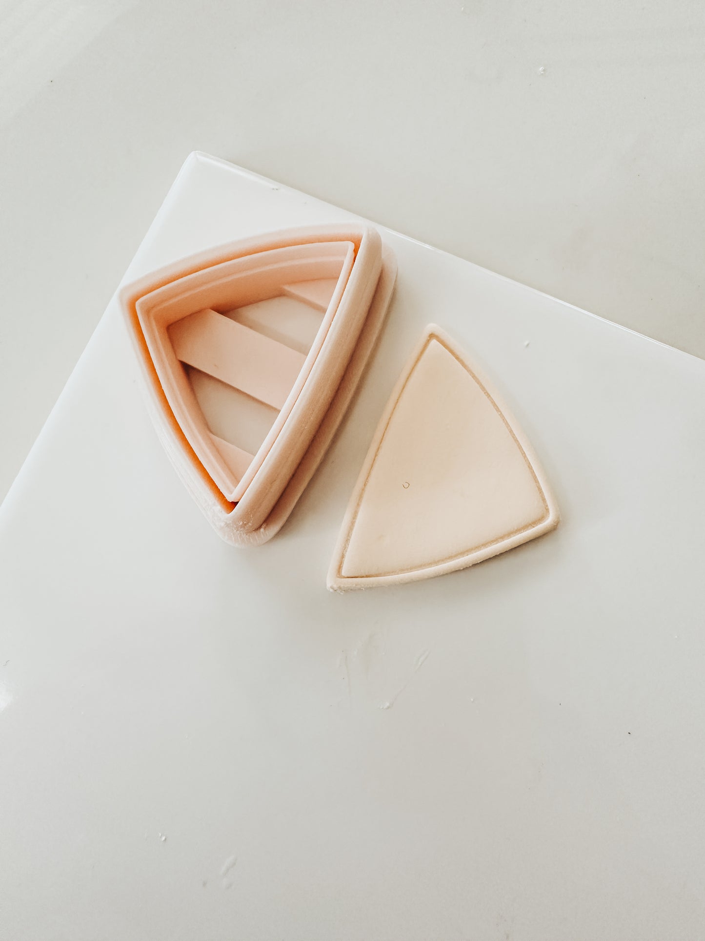 Santana Bordered Oblong Triangle Clay Cutter 1.50”