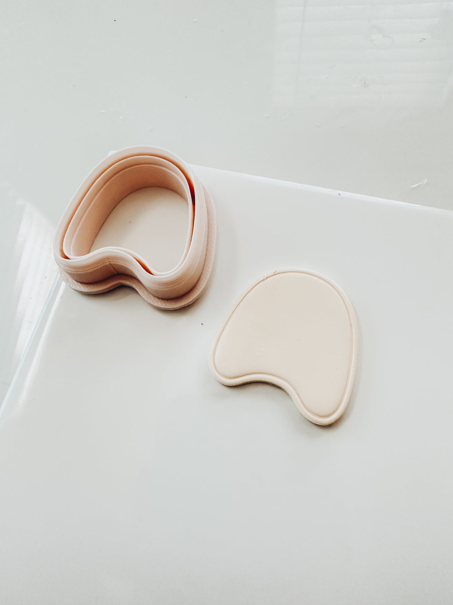 Larisa Bordered Organic Clay Cutter