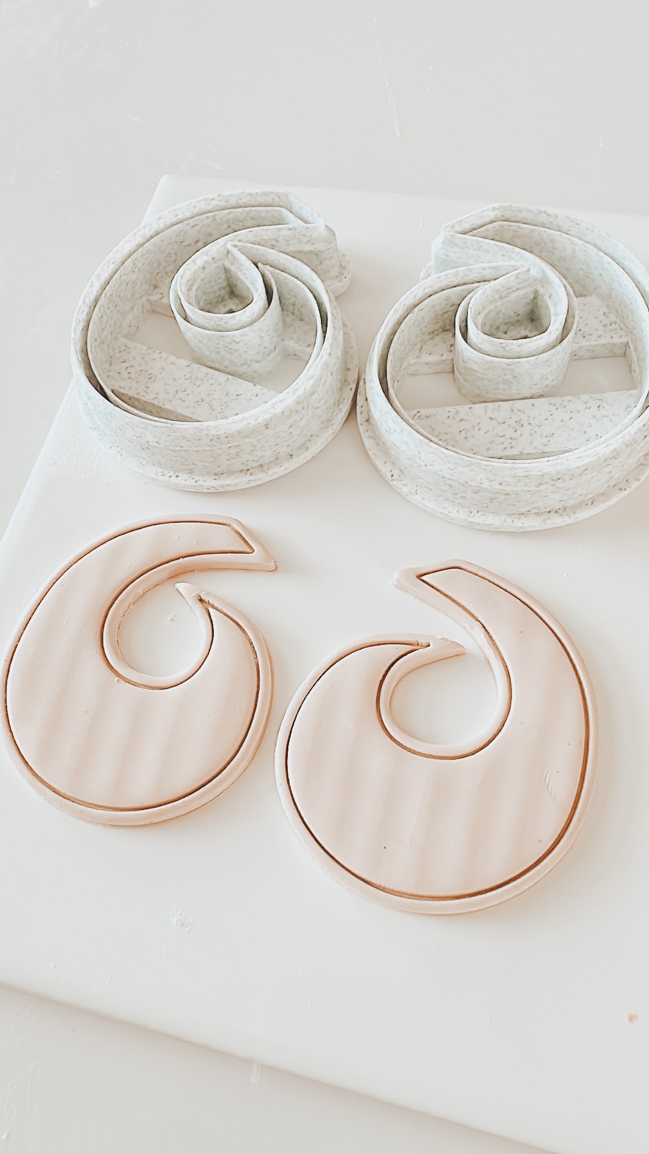Mirrored Curl Wit Border Clay Cutter 2 inches