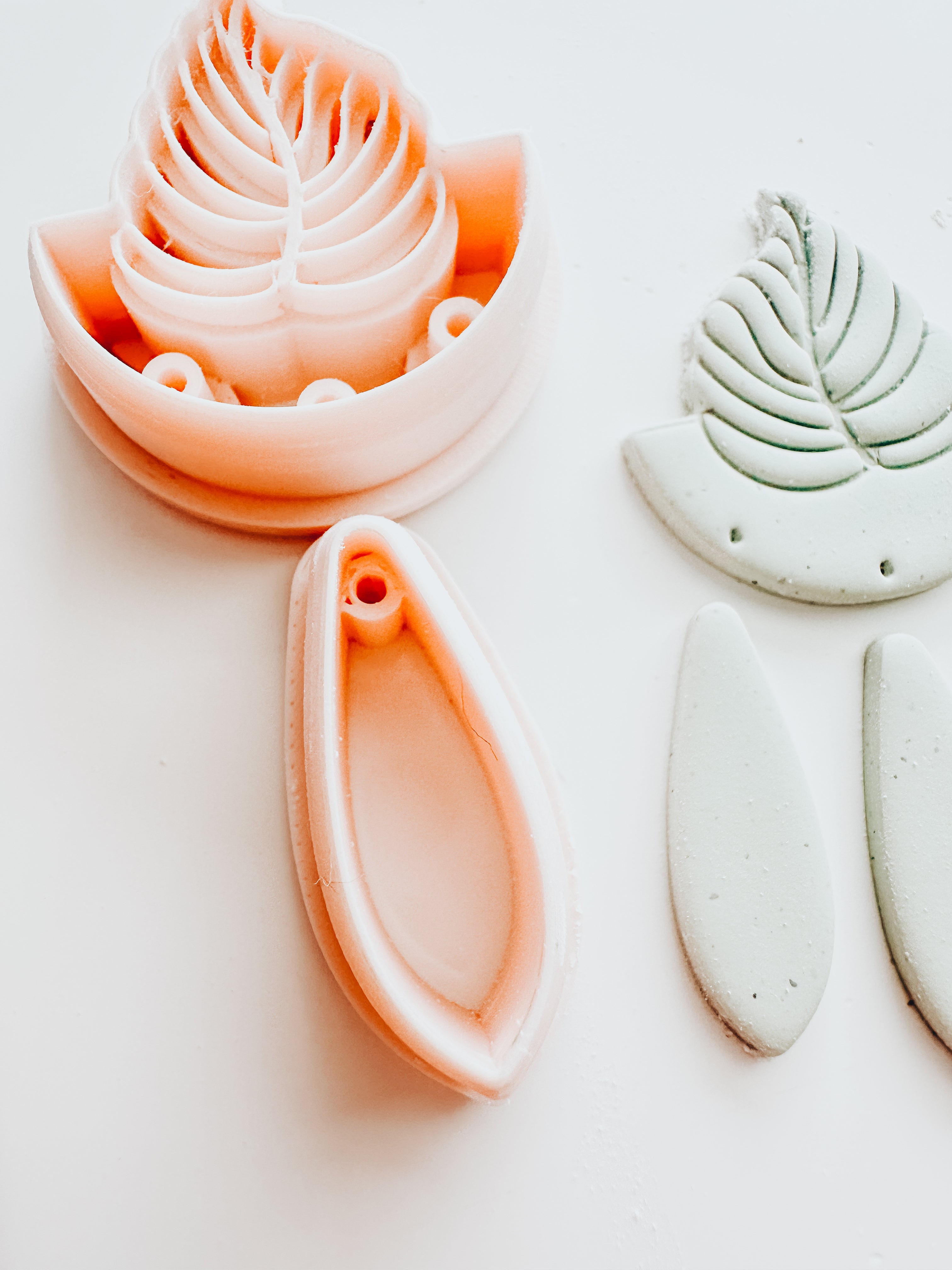 Sway Leaf Danlge Set Clay Cutter