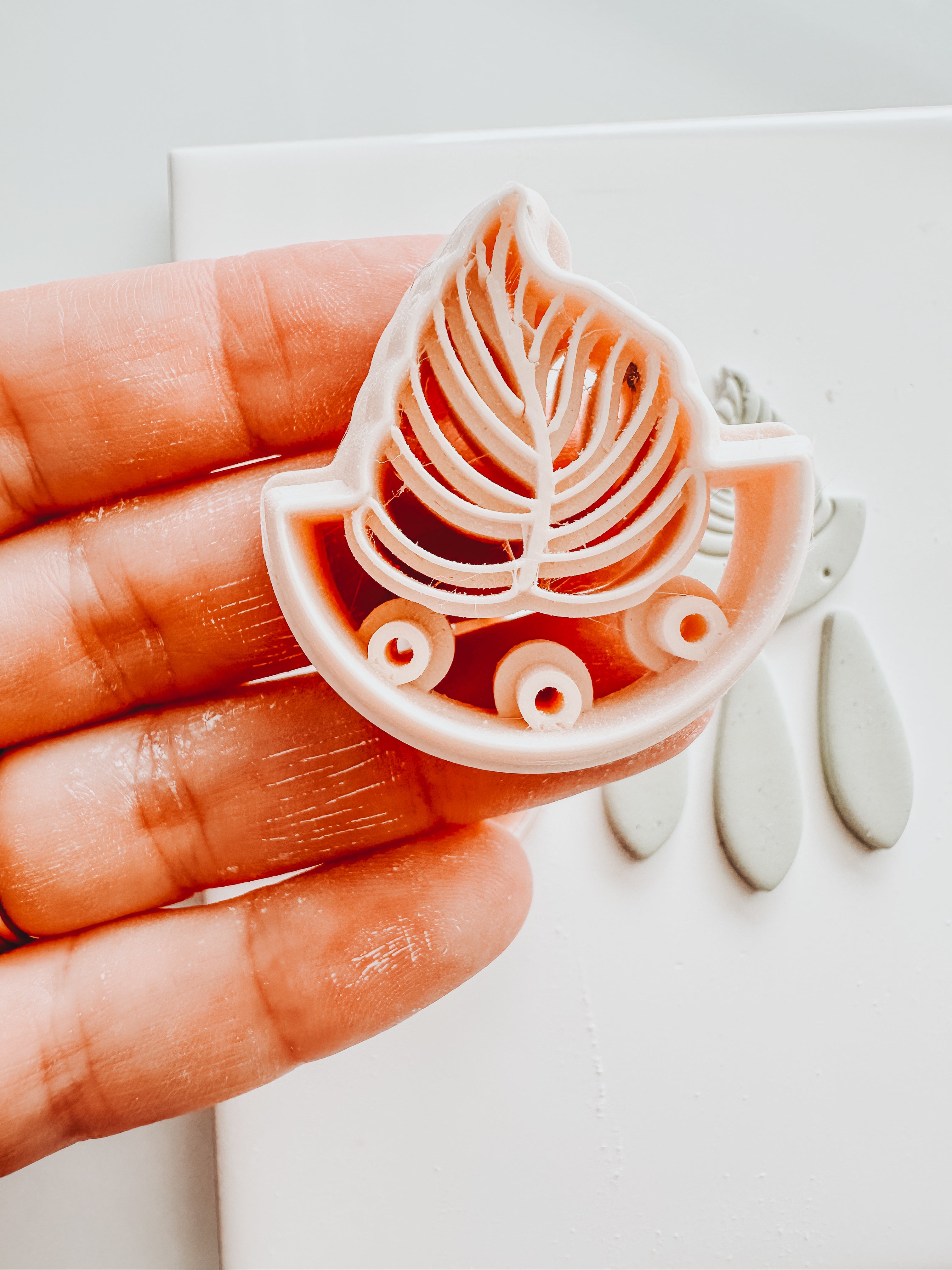 Sway Leaf Danlge Set Clay Cutter