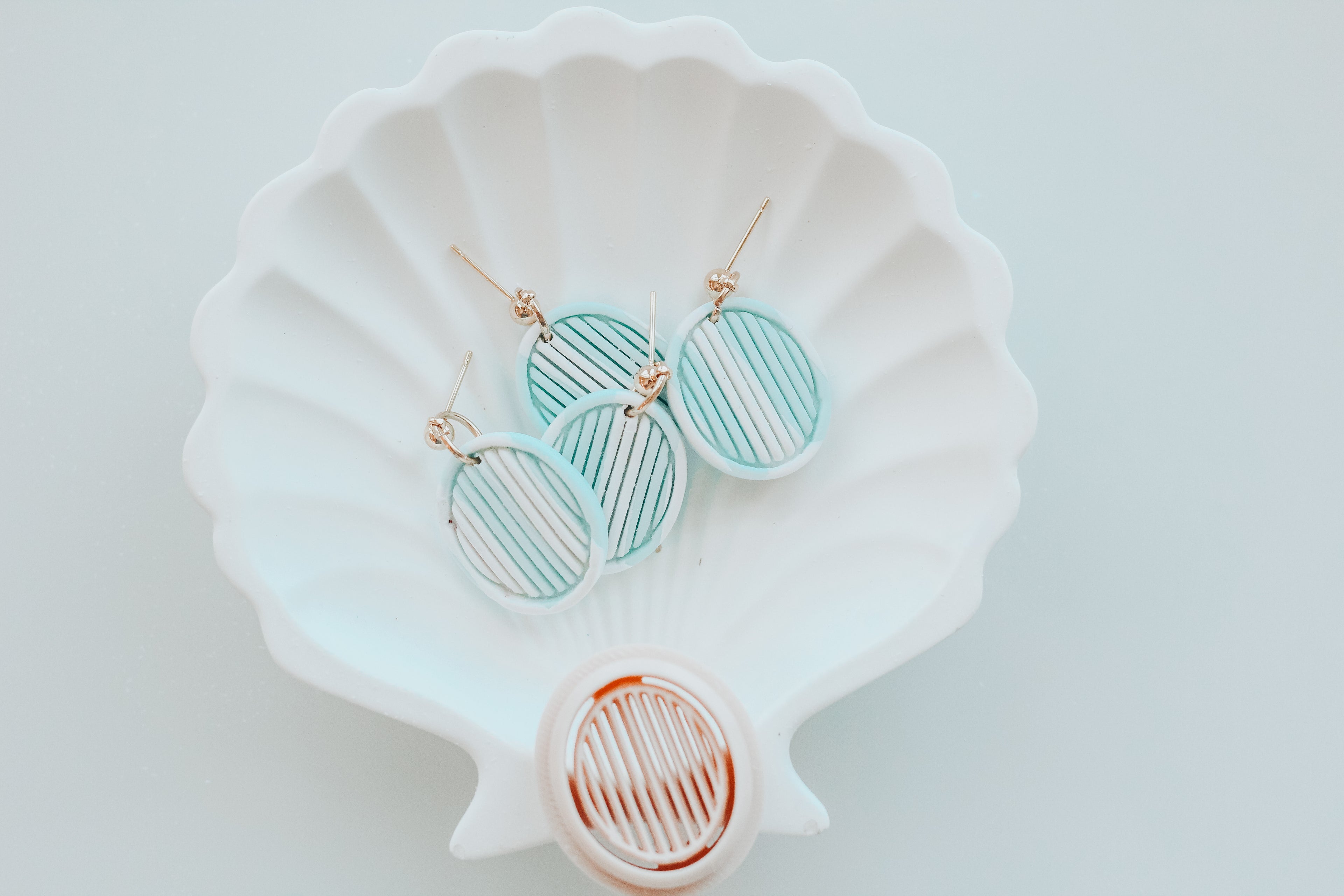 Framed Oval Ribbed Clay Cutter