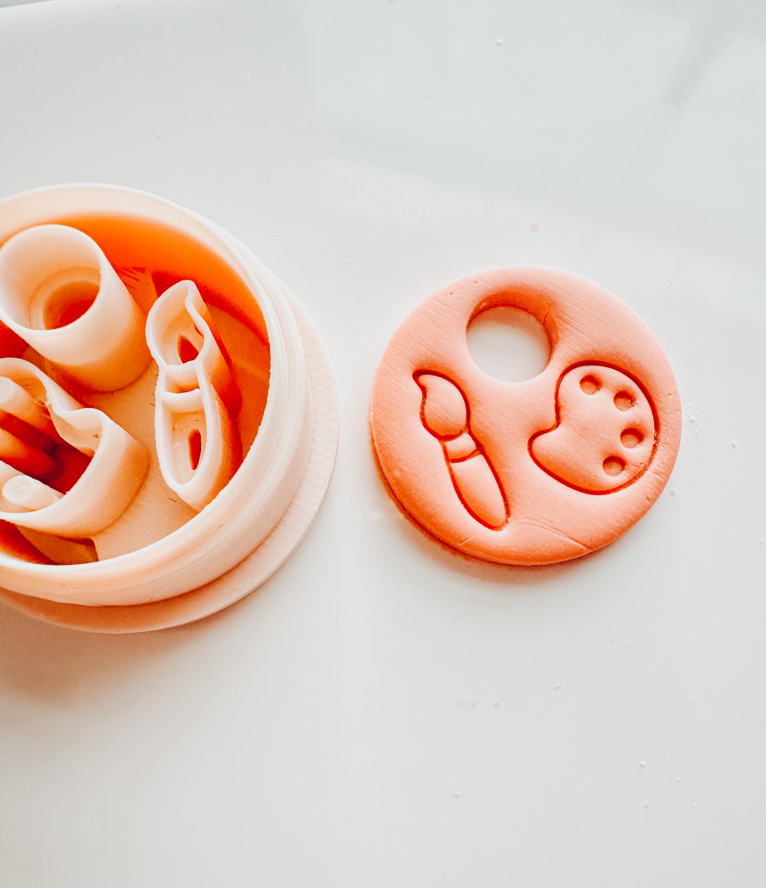 Paint Brush &amp; Easel Circle Clay Cutter