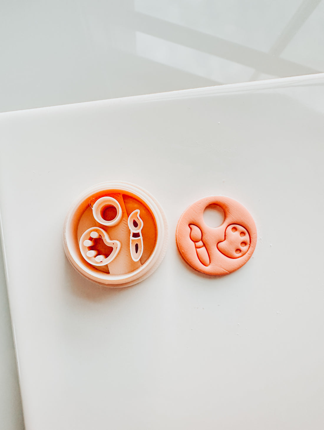 Paint Brush &amp; Easel Circle Clay Cutter