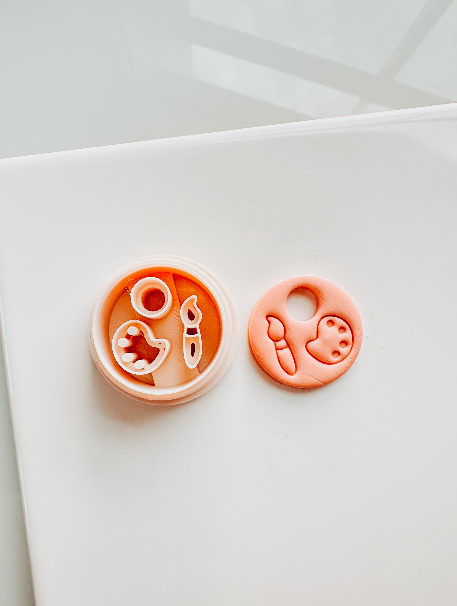 Paint Brush &amp; Easel Circle Clay Cutter
