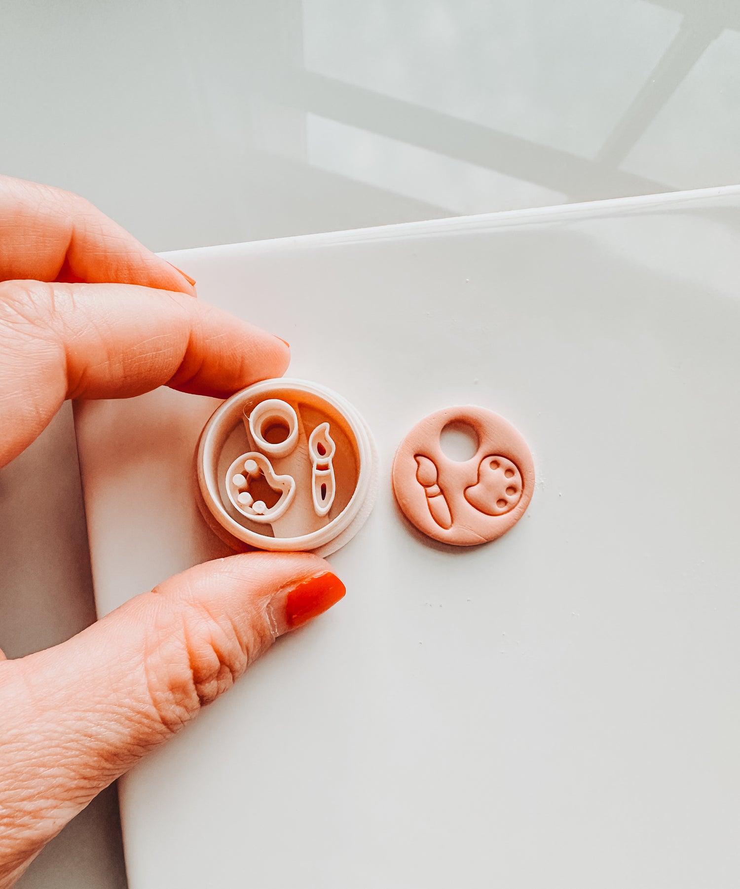 Paint Brush &amp; Easel Circle Clay Cutter