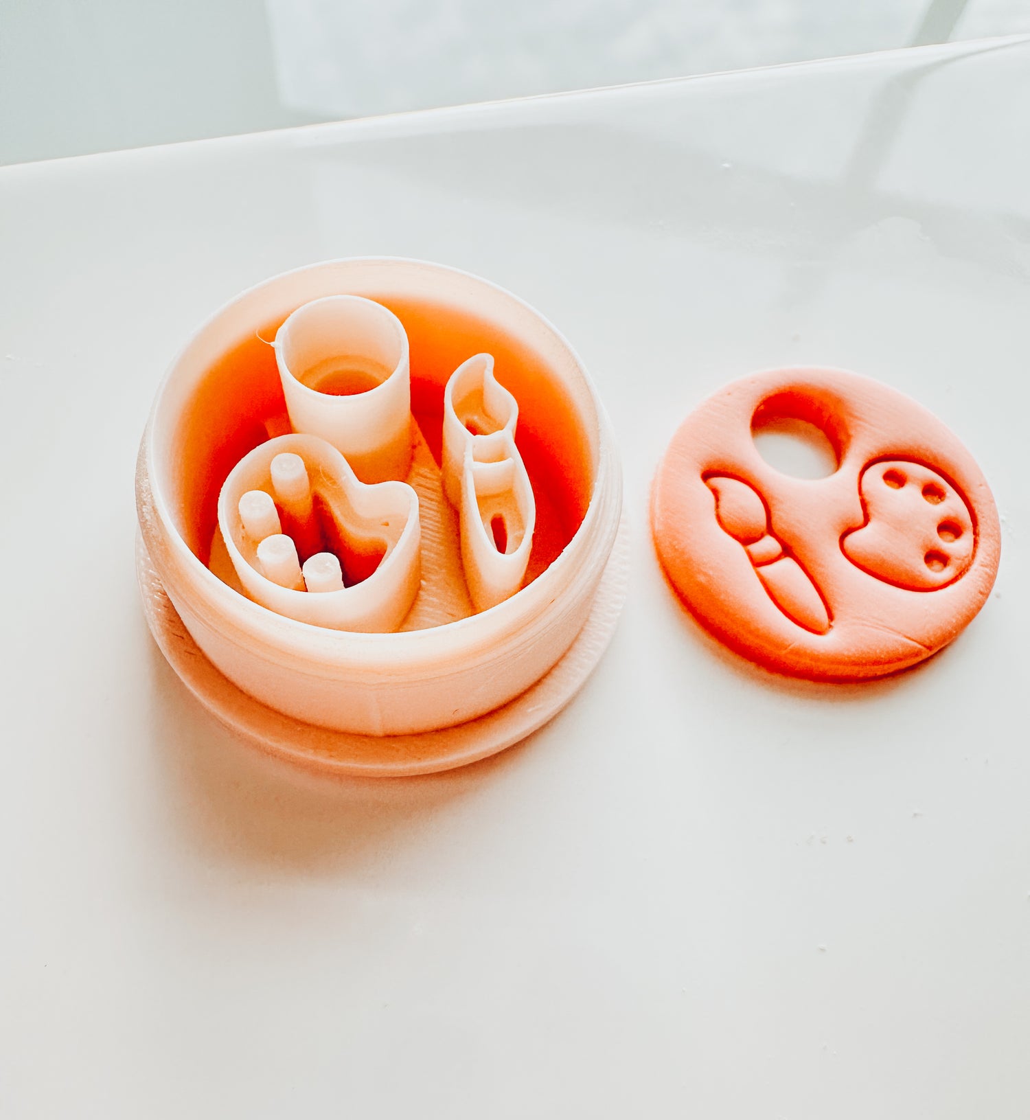 Paint Brush &amp; Easel Circle Clay Cutter
