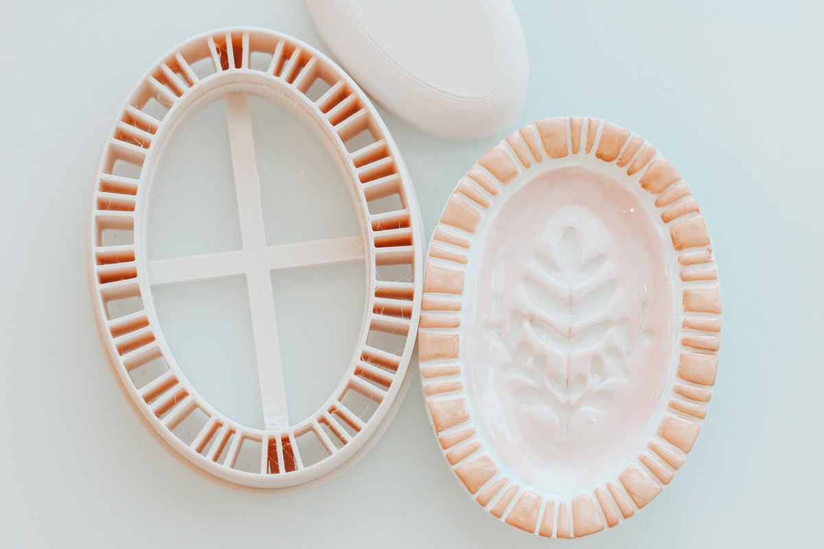 Dashed Oval Trink Dish &amp; Shaper Set