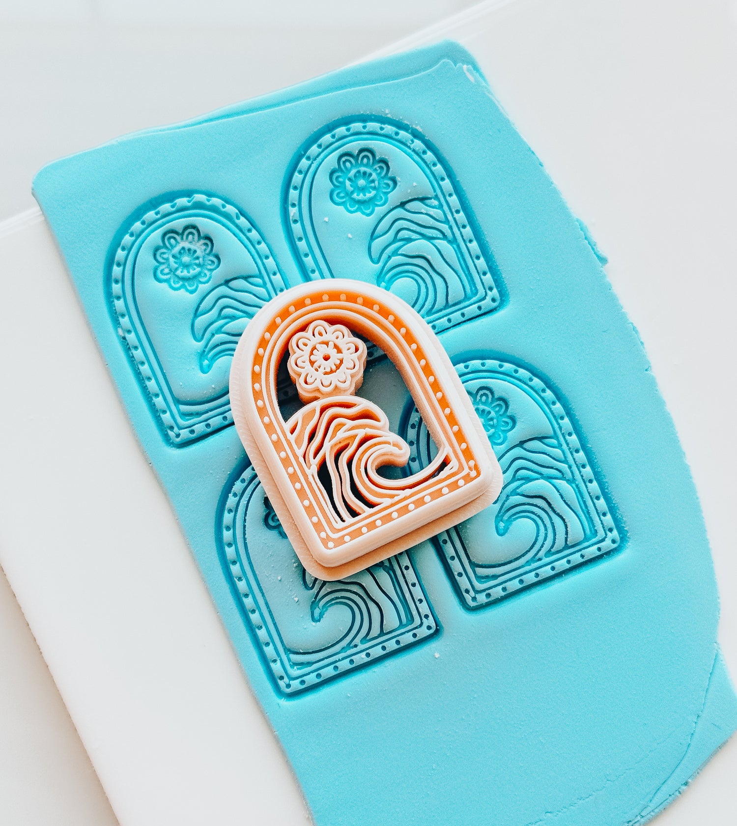 Darya Floral Wave Arch Flower Clay Cutter